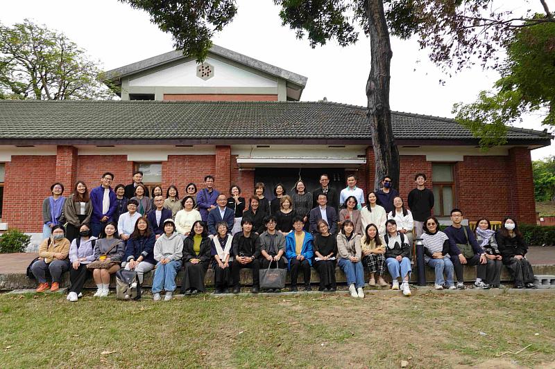 12月3日中午展示交流會，參與者一起說出金繼日文「Kintsugi」，留下滿滿微笑的大合照。