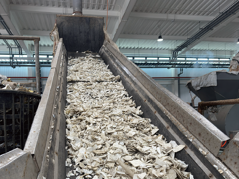 禾亞原具備完整的回收與再生處理能力,所提供的塑膠酯粒具備清晰的溯源履歷。