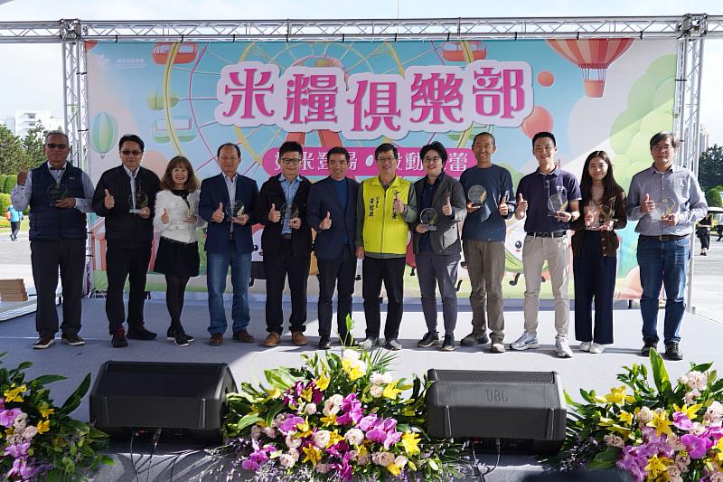 農糧署黃副署長與得獎業者合影。