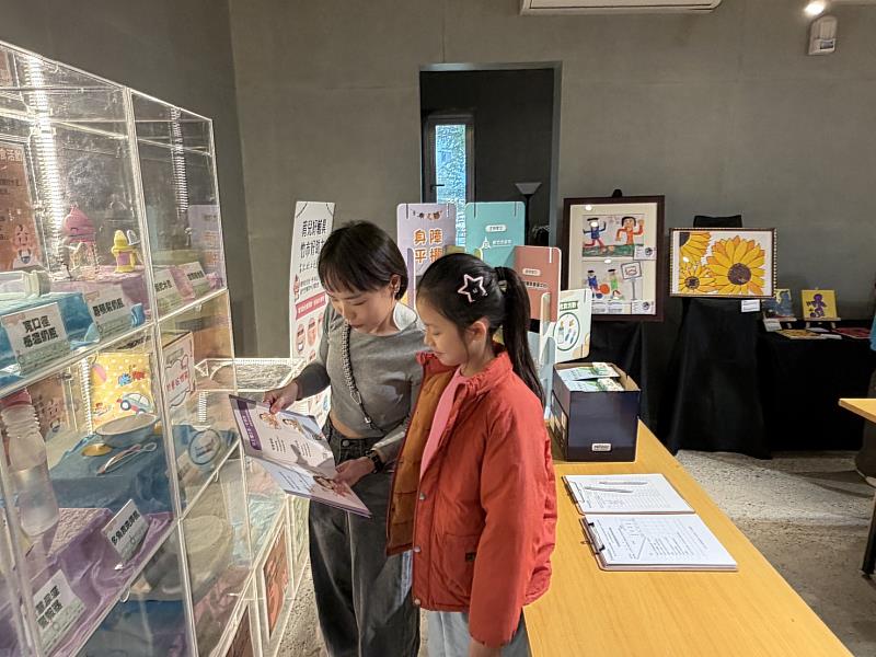 114年國際身障日系列活動展示易讀文件及育兒輔具。