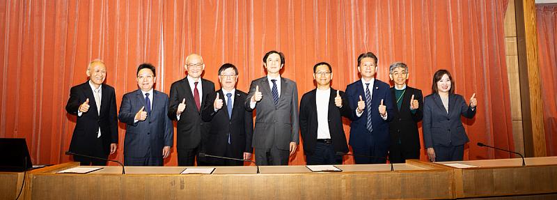 文化大學盧文民副校長（右4）財金系田寒光主任（右2）與經濟日報副社長費佳琪（右1）、期交所及期貨公會代表於活動後合影，共同見證校園講座暨徵才活動成果。