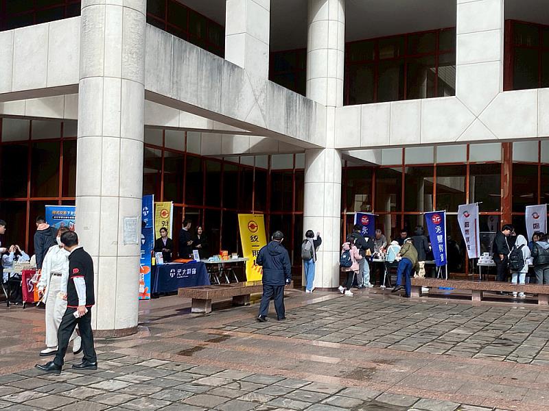 文化大學財金系學生把握企業徵才機會，與期貨公司進行近距離互動，展現學用合一精神，積極探索未來金融職涯方向。