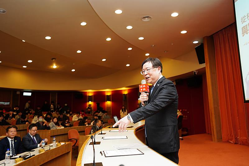 臺灣期貨交易所董事長吳自心指出，期貨市場每月逾10萬人活躍交易、全年成交量預估突破3.7億口，市場高度活絡；他並表示，2025年在需求與制度精進帶動下，期貨業仍具持續成長動能。