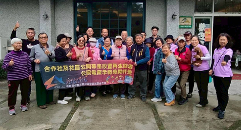 高齡共學與社區照護夥伴們合影。(東華大學能源科技中心提供)