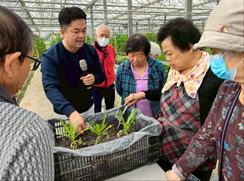 東華社會責任行動中心白益豪教授分享光復鄉災後淤泥的轉化再生案例。(東華大學能源科技中心提供)