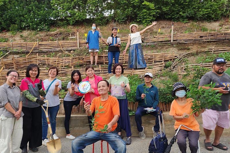 由朝陽科大承辦之五權社區大學成立「可食綠空社團」，帶動舊城再生、食農教育及永續生活，創造環境共好。