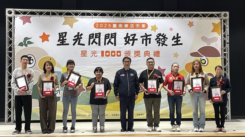 黃偉哲市長與5、4星名攤合照。