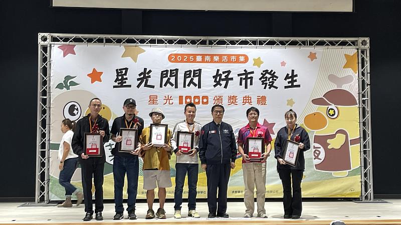 黃偉哲市長親自頒獎給5、4星名攤。
