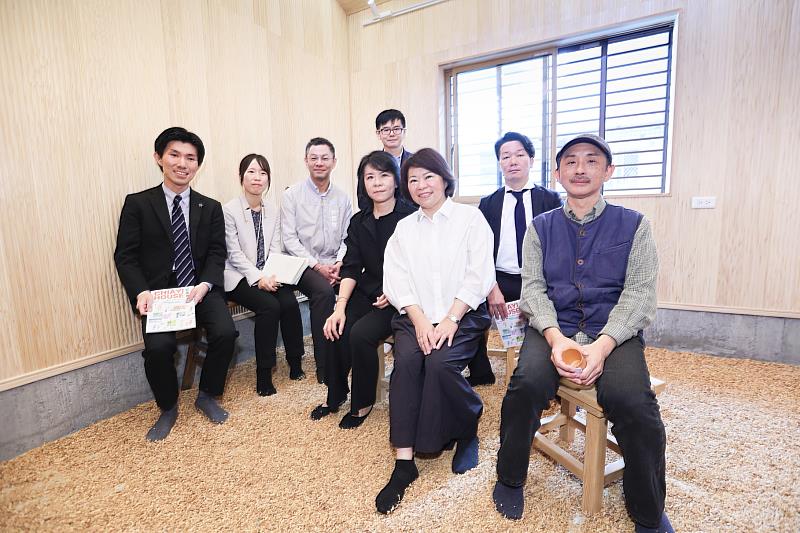 黃敏惠市長開箱安和街木屋。