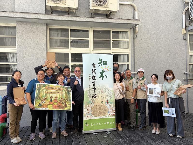 林業保育署臺東分署與臺東大學附設實驗國民小學共同策劃的「國產材小偵探」闖關活動首次亮相，活動大合照。