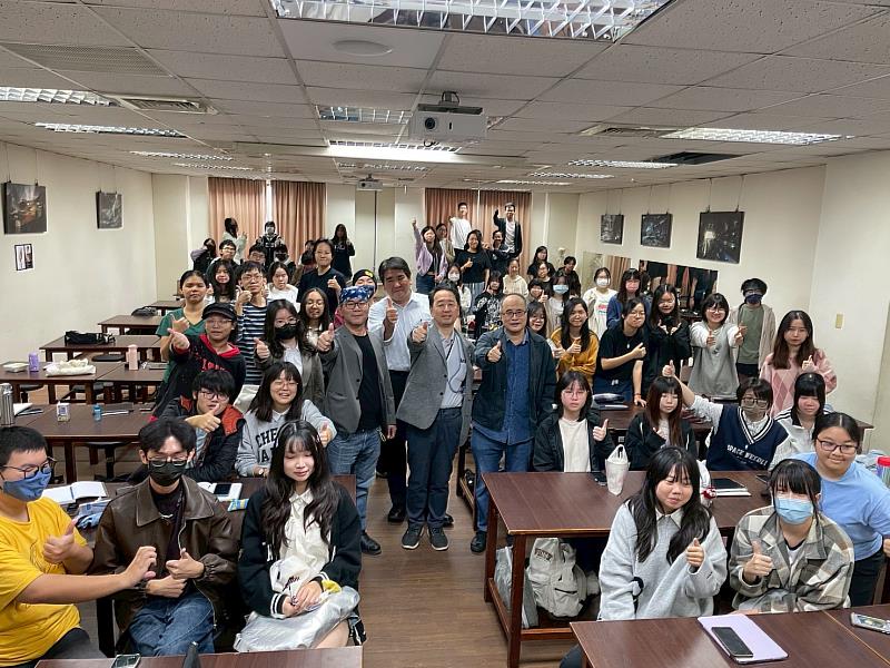 亞大數媒系舉辦動畫工作坊，亞大創意設計學院院長暨數媒系主任姚村雄（3排右2）、日本動畫大師小幡公春（3排右3）與亞大數媒系師生合影。