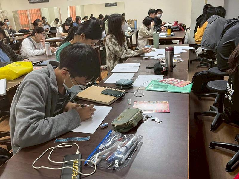 亞大數媒系同學練習繪製透視場景圖。