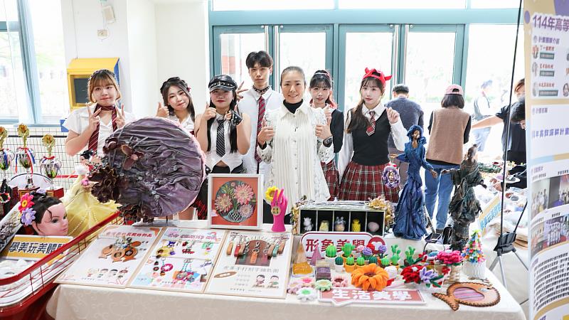 形象系師生於美感探索站展示創作成果。
