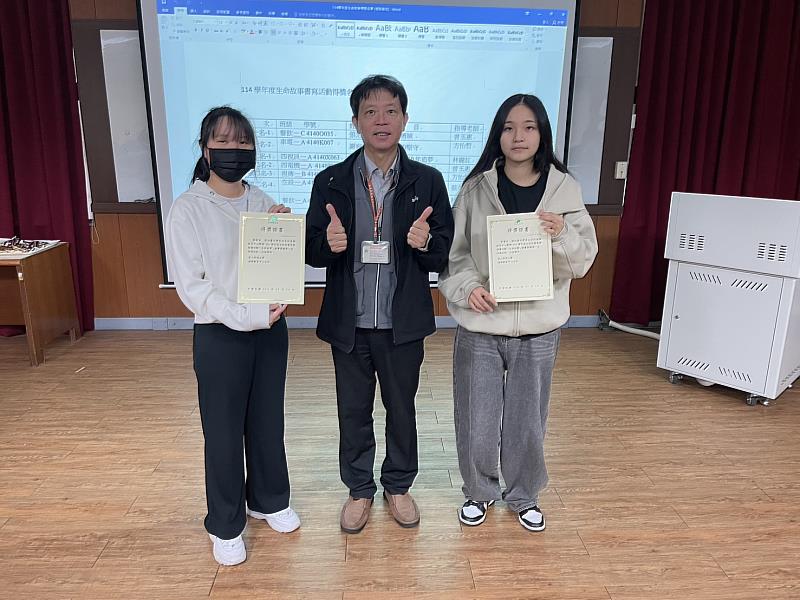 通識中心張世熙主任（中）頒獎給第一名得獎者。