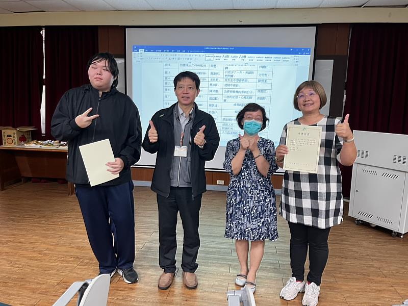 通識中心張世熙主任(左2)、戴伶娟老師(左3)頒發佳作獎。