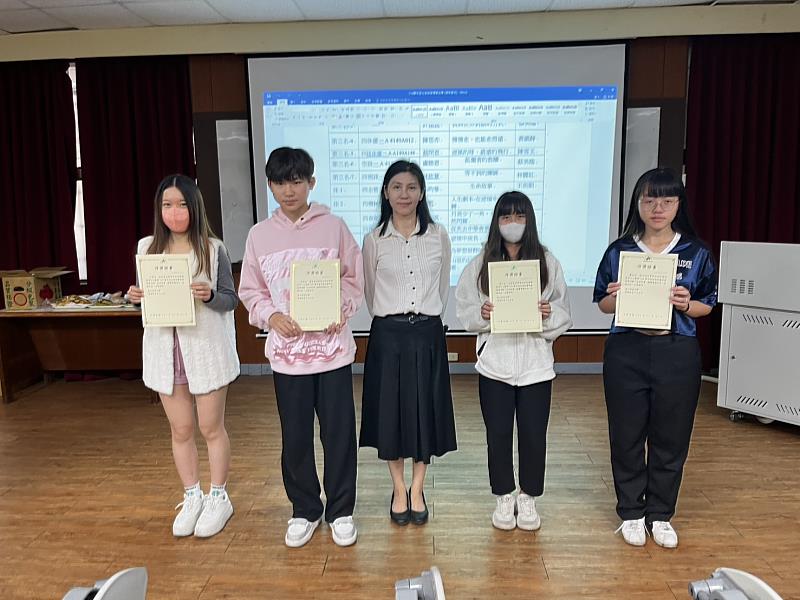 黃韻靜老師（中）頒發佳作獎。