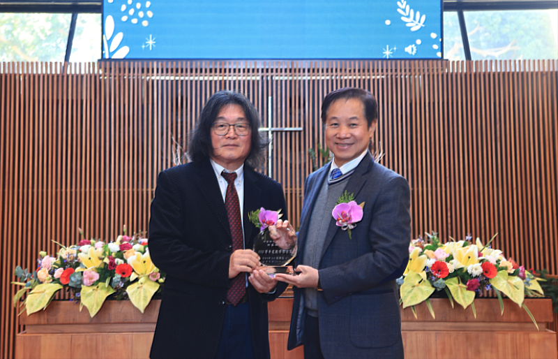何萬順教授（左）繼去年獲頒東海教學傑出獎、臺灣語言學學會終身成就獎，今年再獲教育部學術獎肯定。
