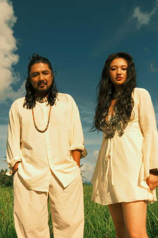 專輯《Love’s in the Air 愛瀰漫》集結了跨領域的音樂菁英，展現金曲級製作水準。屋瑪客夫婦將於本週五（12月12日）在西門河岸留言舉辦專場演唱會，發表此張作品。（圖／風潮音樂 提供）