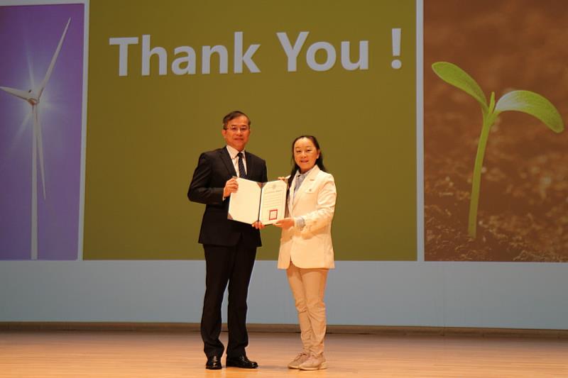 林蘭東學務長代表致贈感謝狀。