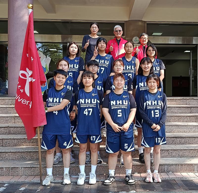 南華大學女子籃球隊將參加大專籃球聯賽一般女生組第四區預賽，高俊雄校長（最後排中）授旗激勵士氣並給予勉勵。