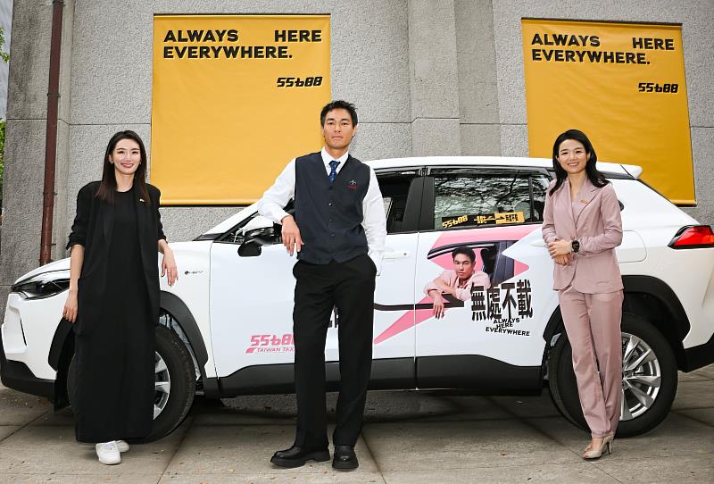 55688集團品牌發言人林念穎、代言人楊祐寧、執行長林念臻合影。