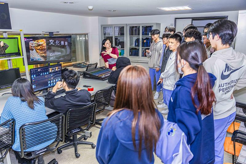恆毅高中學生分組體驗攝影棚運作。（圖／淡江大學提供）