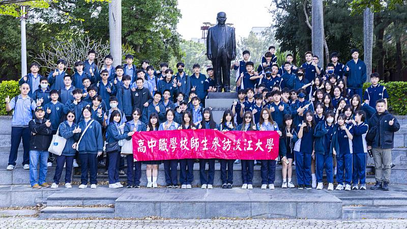 新北市竹林高中師生與恆毅高中師生於11月28日參訪淡江大學。(圖/淡江大學提供)