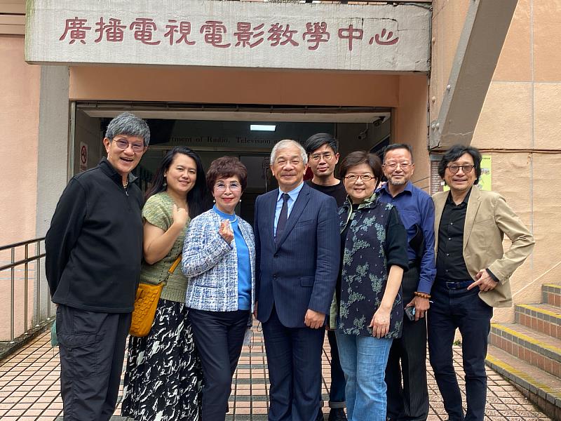 虞戡平（左1）榮獲國家文藝獎，世新大學校長陳清河（中）與眾多校友同感榮幸，圖為其返校參加校友活動。（世新大學提供）