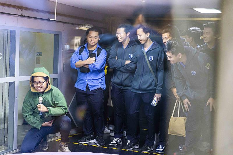新北市竹林高中學生實地參觀風工程研究中心，感受風洞設備運作與應用。（圖／淡江大學提供）