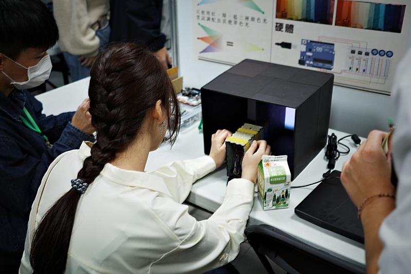 由學生團隊自行規劃、設計並親手製作完成的創新光學教具「異譜光盒」，在競賽現場吸引了眾多與會者的目光，大家紛紛駐足觀看、詢問原理，並親自動手操作體驗,現場氣氛熱烈。