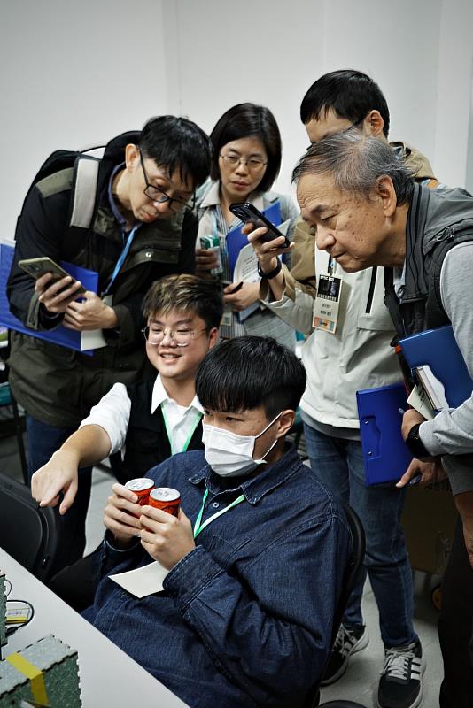 東華光電團隊於OPTIC 2025決選現場，作品以完整度、互動性與科普價值脫穎而出，最終獲得金牌肯定。