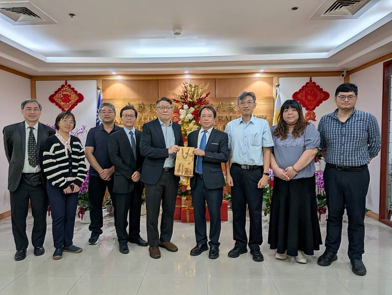 參訪團致贈禮品予駐菲律賓臺北經濟文化辦事處李世屏教育組組長。