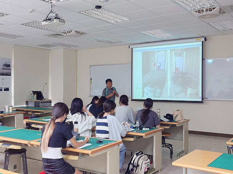 南華大學產設系開設「建築物室內裝修工程管理乙級證照輔導班」，徐炳欽老師講解室內裝修施工圖及考題重點與實務應用。