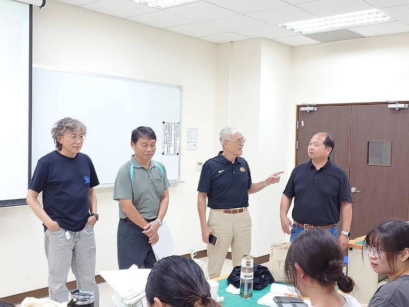 南華大學產設系開設「建築物室內裝修工程管理乙級證照輔導班」，高俊雄校長（右2）鼓勵同學好好學習以考取證照。