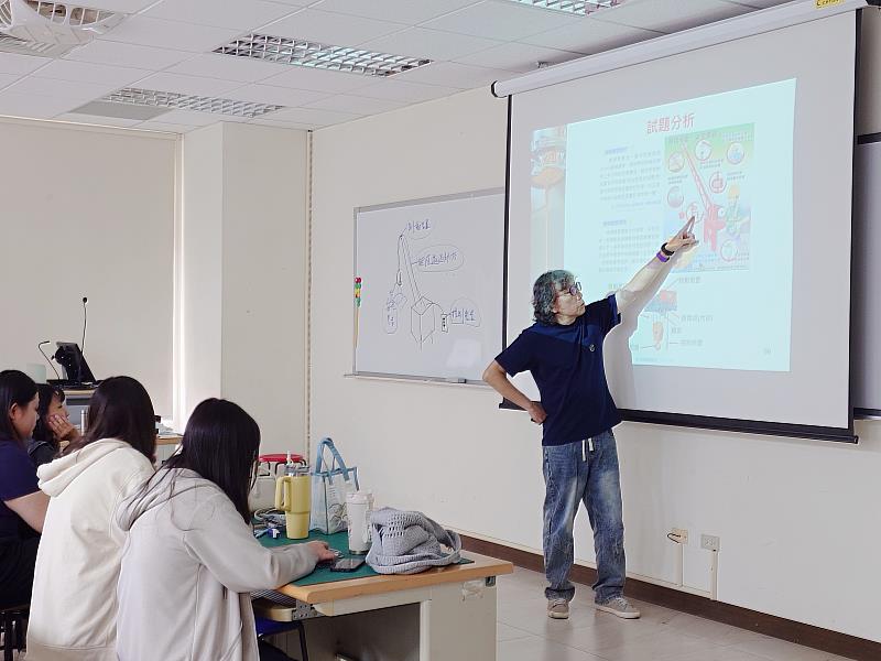 南華大學產設系開設「建築物室內裝修工程管理乙級證照輔導班」，同學們專注聆聽課程內容。