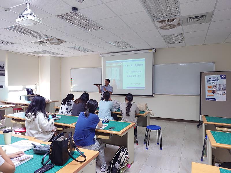 南華大學產設系開設「建築物室內裝修工程管理乙級證照輔導班」，學生專注學習積極準備證照學科與術科考試。