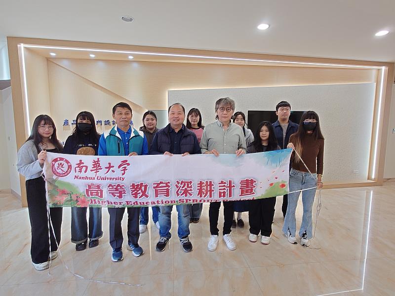 南華大學產設系開設「建築物室內裝修工程管理乙級證照輔導班」，輔導班課程圓滿結束，師生合影。