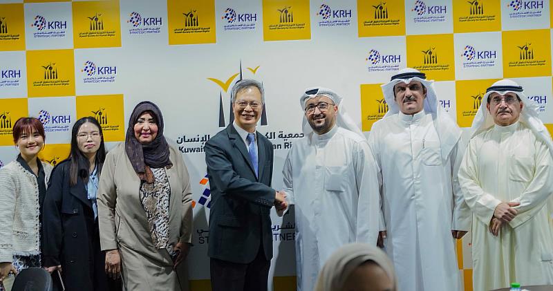 胡代表（中）與科威特人權協會董事會主席Khaled Al-Humaidi（右3）及婦女支持中心主任Samira Al-Qanaei（左3）合影。
