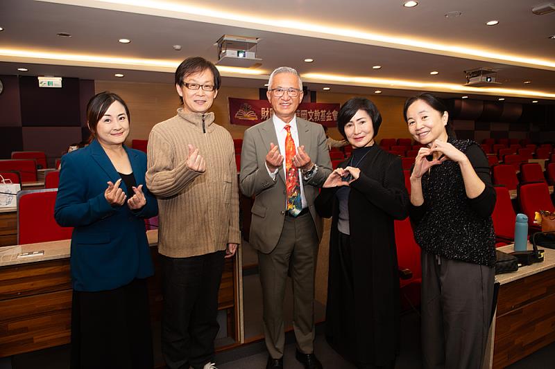 文化大學與華岡文教基金會攜手推動學生策展模式，打造具永續性的通識教育新平台。右起文大舞蹈系蘇安莉專任副教授、曾照薰校友、王徐勳董事長、文大舞蹈系林郁晶主任。