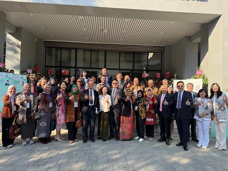 教育部技職司楊玉惠司長與本校張傳育校長、巫銘昌副校長率領之行政團隊及印尼貴賓合影。