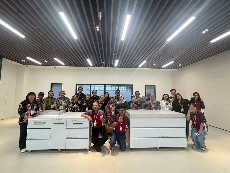 印尼代表團至南俊國際股份有限公司參觀，由本校機械工程系博士實習生Ilham Saputra和Saian Nur Fajar進行企業介紹。