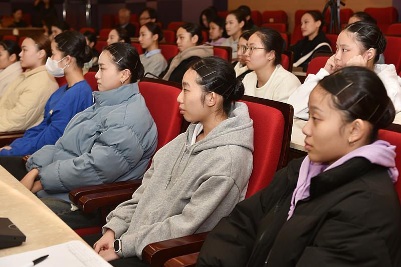 「華岡領航講座」首場活動吸引學生踴躍參與，現場從舞蹈、美學到職涯展開熱烈交流。