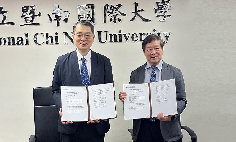 暨大校長武東星（左）與國際知名攝影家江村雄（右），於簽署合作意向書（MOU）合影。