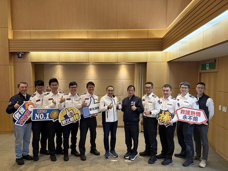 新北市消防局榮獲114年EMS金梧桐獎，特於市政會議由局長陳崇岳（右）將獎項獻給市長侯友宜（左）。