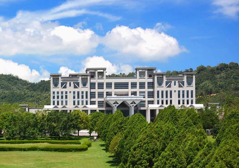 暨大圖書館館內擁有豐富的百萬館藏與數位資源，並結合科技、人文與休閒成為複合式「學習共享空間」。
