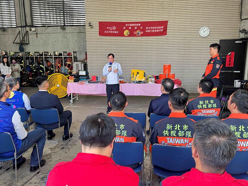 陳崇岳局長致詞，感謝中美扶輪社為消防付出。