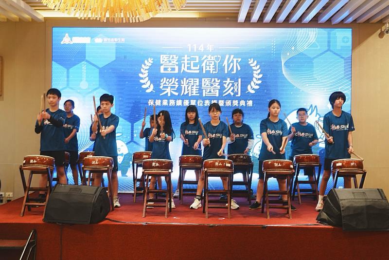 香山區朝山國小太鼓隊開場表演。