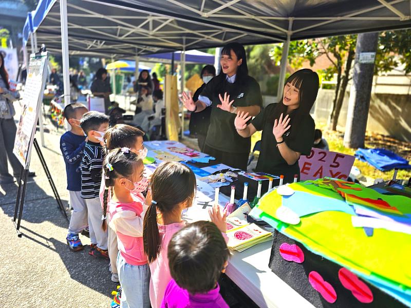 本屆幼保系畢業成果展作品多元創新，從幼兒情境課程設計、語文融入到AI科技應用皆有亮眼成果。