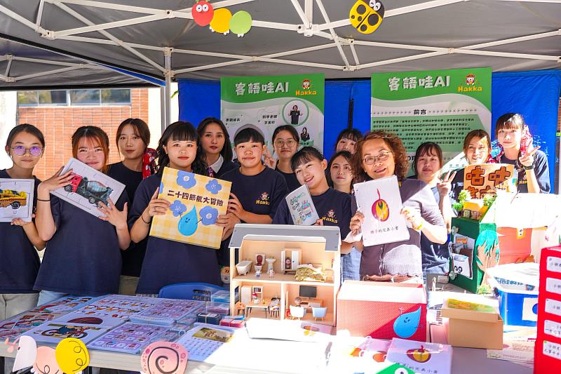 〈客語哇AI〉專題以客語文化結合AI，營造幼兒沉浸式學習情境，展現客語教育的創新亮點。