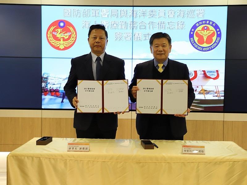 謝副署長與蔡中將局長手持備忘錄合影。